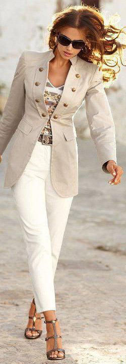 Blazer beige y pantalón blanco.: Estilo callejero  