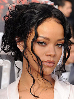 Rihanna mtv movie awards 2014, Belleza Fenty: vestidos de alfombra roja,  Belleza Fenty,  Los mejores looks de Rihanna  