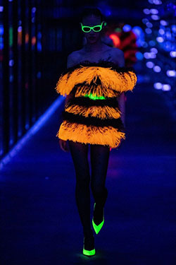 Desfile de moda que brilla en la oscuridad: Traje de rejilla brillante,  Brillar en oscuridad,  Vestido de neón,  Resplandor en la noche  