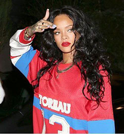 Rihanna largo pelo rizado negro: pelo negro,  Los mejores looks de Rihanna  