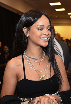 Encantadores y elegantes peinados negros de rihanna.: Ideas para teñir el cabello,  corte pixie,  pelo negro,  Los mejores looks de Rihanna  