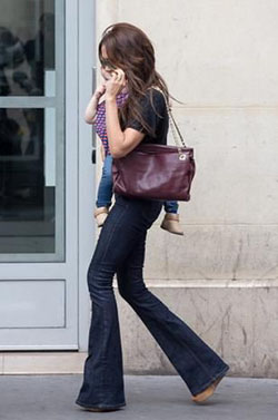 Outfits con Jeans bootcut, Little black dress, Tote bag: Victoria Beckham,  Jeans con corte de bota  