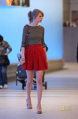 Taylor swift falda roja, Taylor Swift: Falda de patinadora,  Trajes De Falda,  Taylor Swift,  Atuendos Informales,  falda de tabla  
