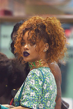 Mira estas últimas ideas de peinados rizados de Rihanna, NaturallyCurly.com: Pelo largo,  Ideas de peinado,  pelo negro,  Los mejores looks de Rihanna  