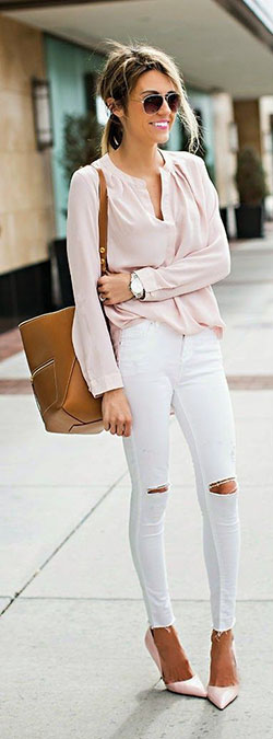 Camisa rosa palo con jeans blancos: Pantalones ajustados,  Trajes de primavera,  Atuendos Informales  
