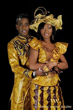 Estilo característico para pareja senegalesa, estampados de cera africanos: vestidos africanos,  paño kente,  Trajes de pareja a juego  