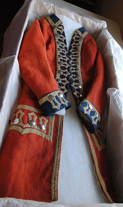 Primera capa de guardias del siglo XVIII: abrigo rojo,  Uniforme militar  