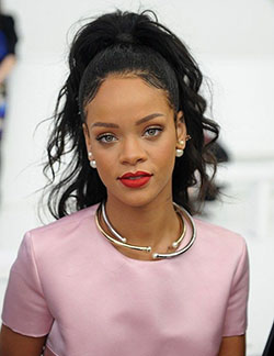 Mira estos fantásticos rostros de rihanna, What Now: Christian Dior,  Los mejores looks de Rihanna  