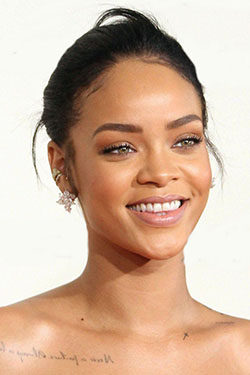 Obtenga más información sobre el maquillaje de rihanna, los American Music Awards: premios Grammy,  Belleza Fenty,  Los mejores looks de Rihanna  
