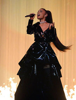 mujer peligrosa gira ariana grande: Ariana Grande,  Gira de conciertos,  Los atuendos de Ariana Grande  