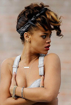 Peinados rizados cortos de rihanna, corte Bob: corte bob,  Cabello corto,  peinado mohicano,  Fotos calientes de Rihanna,  Peinados de princesa  