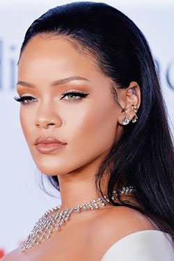 Colecciones raras de looks de maquillaje de rihanna, We Heart It: Belleza Fenty,  maquillaje facial,  Los mejores looks de Rihanna  