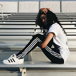 Outfits con pantalones adidas chicas: 
