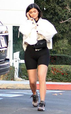 Kylie jenner después de dar a luz: Kylie Jenner,  travis scott,  Conjunto de pantalones cortos  