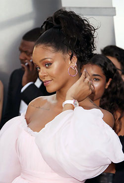 Cabello negro, Cabello castaño: Pelo largo,  Pelo castaño,  Chicas hermosas,  Alta costura,  Sesión de fotos,  pelo negro,  Los mejores looks de Rihanna  
