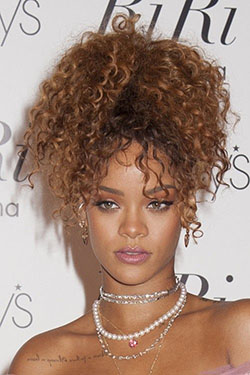 Cabello emplumado, rizo Jheri: Ideas para teñir el cabello,  rizo jheri,  pelo emplumado,  pelo negro,  Los mejores looks de Rihanna  