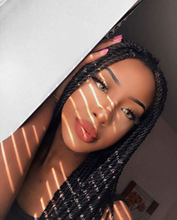 Hermosas mujeres negras, integraciones de cabello artificial, trenzas de caja: Ideas para teñir el cabello,  trenzas de caja,  Mujeres negras,  peinado mohicano,  Trenza francesa,  maquillaje facial  