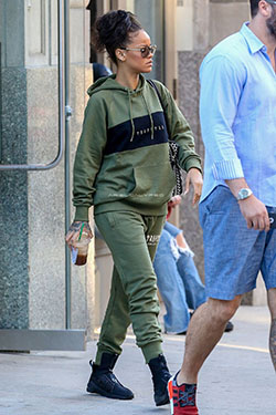 Rihanna 23 de agosto outfit, Ropa casual: vestido sin espalda,  Nueva York,  Atuendos Informales,  estilo rihanna  