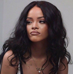 Estética en blanco y negro de Rihanna: Los mejores looks de Rihanna  