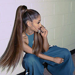 Cabello claro de luna de Ariana Grande: Ariana Grande,  Los atuendos de Ariana Grande  