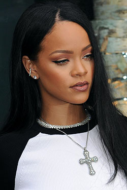 Todas las chicas eligen rihanna perforando las orejas, Diamonds World Tour: Los mejores looks de Rihanna,  Trajes de malo  