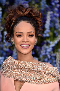 Genial para ver a rihanna el 2 de octubre, Semana de la Moda de París: Desfile de moda,  Semana de la Moda,  Christian Dior,  Los mejores looks de Rihanna  
