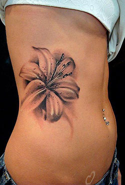 Tatuaje de flor de lirio blanco, Madonna Lily: Diseño floral,  Ideas de tatuajes  