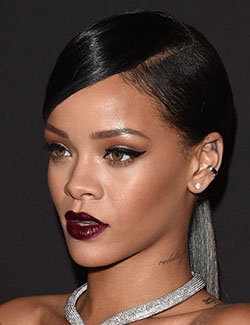 ¡Pruébalos! Rihanna maquillaje oscuro, Fenty Beauty: Fotografía de archivo,  Sombra,  Delineador de ojos,  Belleza Fenty,  pelo negro,  Los mejores looks de Rihanna  