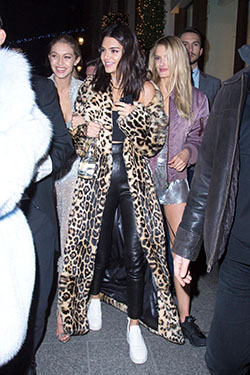 Kendall jenner con abrigo de piel de leopardo: ropa de piel,  Kendall Jenner,  gigi hadid,  KrisJenner,  Huella animal,  Piel sintética,  Trajes De Chaqueta  