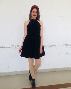 Maravillosas ideas sobre el vestidito negro, Sabby Suri: Zapato de tacón alto,  Sesión de fotos,  Sabby Suri Instagram,  Sabby Suri |,  vestido negro  