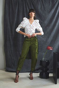 Outfits Con Pantalones Verdes, Pamella Roland, Semana De La Moda: Fotografía de moda,  Desfile de moda,  Semana de la Moda,  Trajes De Pantalón Verde  