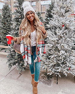 Estilo llamativo para ideas de atuendos navideños 2019, Día de Navidad.: trajes de invierno,  día de Navidad,  árbol de Navidad,  Atuendos Con Botas Ugg  