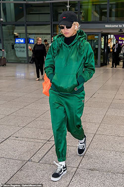 Trajes elegantes con pantalones verdes, Rita Ora, Rosie Huntington-Whiteley: 