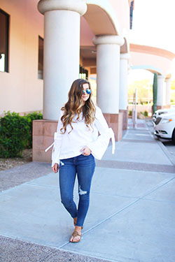 Jeans azules rasgados y top blanco para el verano, ideas de atuendo casual para el verano: traje de mezclilla azul  