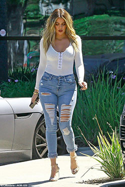 Outfits con jeans de Khloe kardashian, Khloé Kardashian: trajes de verano,  Pantalones rasgados,  Pantalones ajustados,  kim kardashian,  kourtney kardashian  