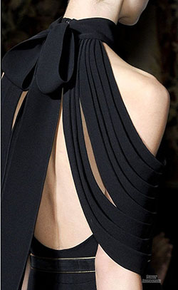 Diseño francés para alta costura, Yves Saint Laurent: Semana de la Moda,  Naomi Campbell,  Alta costura,  vestidos de espalda descubierta  