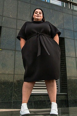 Encuentra este modelo de moda, Little black dress: traje de talla grande,  blogger de moda,  Desfile de moda,  Modelo de talla grande,  modelo,  Traje de trabajo  