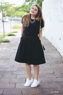 Falda midi negra con zapatillas blancas: falda midi,  adidas superestrella,  Traje De Falda Midi  