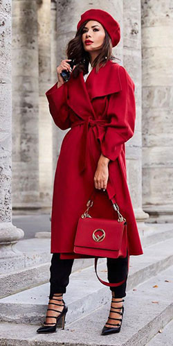 Holiday Outfit Ideas For Women, Trench coat y Dress shirt: Zapato de tacón alto,  camisas,  gabardina,  traje de vacaciones,  boina roja  