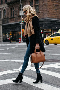 Bolso marrón, botas negras, pantalones ajustados.: Pantalones ajustados,  Atuendos Con Botas,  trajes de invierno  