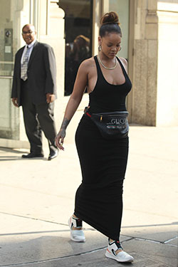 Rihanna vestido negro bolso gucci: riñonera,  estilo rihanna  