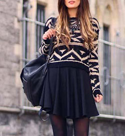 Conjunto de medias negras con falda: Falda de patinadora,  Trajes De Falda,  Atuendos Informales,  Falda oscilante  