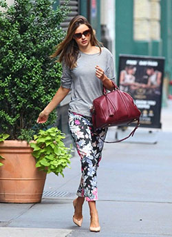 Miranda kerr en pantalones, Nueva York: louis vuitton,  Nueva York,  Miranda Kerr,  Pantalones florales,  Trajes Florales,  Pantalones estampados  