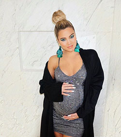 khloe kardashian barriga de bebé, khloé kardashian: Kylie Jenner,  fiesta de bebe,  Peinado de bollo  