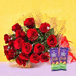 Flores rojas con dulces de chocolate: 