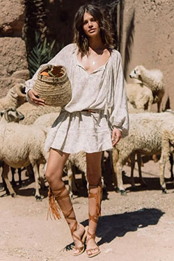 Modelo de moda y elegante, Lionheart Minifalda: estilo bohemio,  Sandalias de gladiador vestidos  