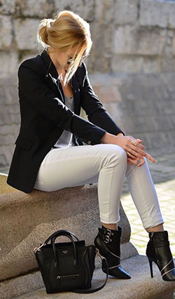 Outfit con pantalón blanco y botas negras: Pantalones ajustados,  Atuendos Con Botas,  Atuendos Informales,  Trajes de mezclilla blanca  