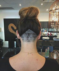 ¿Has visto estos tatuajes triangulares para el cabello?: Pelo largo,  Ideas de peinado,  Cabello enrulado,  Nudo superior,  peinados bob,  corte de zumbido,  tatuaje de pelo  