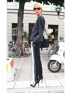 Usa pantalones con rayas laterales, Elin Kling: blogger de moda,  Atuendo De Joggers  