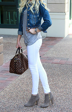 Jeans blancos con botines: chaqueta de jean,  Pantalones ajustados,  Atuendos Con Botas,  Atuendos Informales,  Trajes de mezclilla blanca  